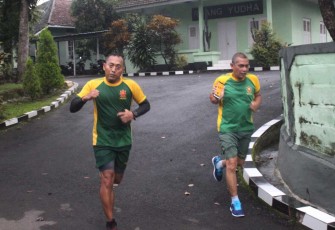 Kasmenarmed 2 Kostrad Letkol Arm Siswo Budiarto olahraga lari gunakan aplikasi NRC, Selasa (13/2)