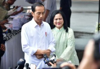 Presiden dalam keterangannya kepada awak media usai menggunakan hak pilihnya di Tempat Pemungutan Suara (TPS) 10, Kecamatan Gambir, Jakarta Pusat, pada Rabu, 14 Februari 2024.