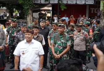 Pangdam IX Udayana Mayjen TNI Harfendi saat meninjau pelaksanaan pemungutan suara di TPS, Rabu (14/2)