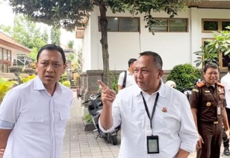 Kajati Bali Dr Ketut Sumedana memberikan arahan dalam sidak di Kejari Gianyar, Kamis (15/2)