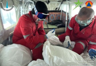 Tim menyiapkan NaCl untuk kemudian disemaikan dalam operasi Teknologi Modifikasi Cuaca (TMC) demi mengurangi potensi dampak bencana banjir Demak, Jawa Tengah, Kamis (15/2).