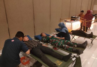 Dandim 0805/Ngawi Letkol Arm Didik Kurniawan saat donor darah rutinan 3 bulan, Jum'at (16/2)
