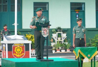Danyonarmed 11 Kostrad Letkol Arm Gde Adhy Surya Mahendra saat membacakan amanat KASAD dalam upacara bendera, Senin (19/2)