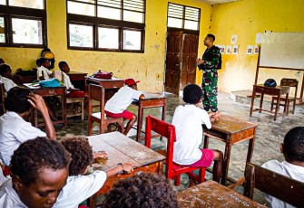 Menjadi tenaga pengajar di sekolah perbatasan, Senin (19/2)