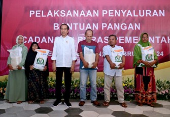 Presiden Joko Widodo saat hadir langsung dalam kegiatan penyaluran Bantuan Pangan beras di Kota Tangerang, Senin (19/02).