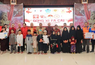 Foto Bersama Perayaan Imlek Bersama Tahun 2575 Kongzili di Pendopo Gubernur Kalbar