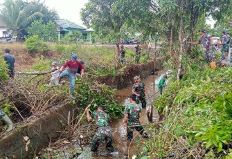 Peduli lingkungan wilayah Koramil Awayan