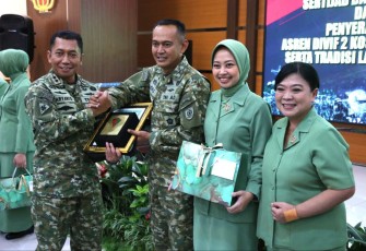 Pangdivif 2 Kostrad Mayjen TNI Haryanto saat memberikan cenderamata Kolonel Arm Joko Setiyo, Sabtu (24/2)