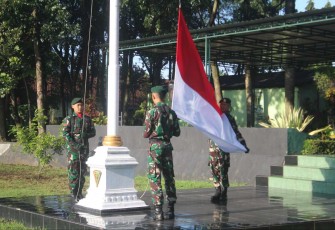 Upacara bendera prajurit Menarmed 2 Kostrad 