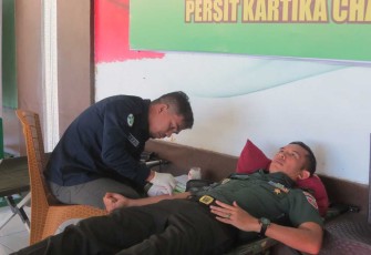 Dandim 1401/Majene Letkol Czi I Made Bagus Asmara Putra saat donor darah, Selasa (27/2)
