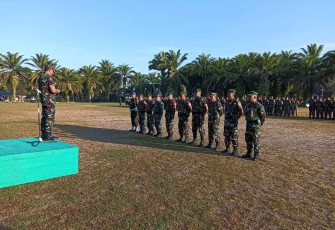 Kapenrem 023/KS Mayor Inf J.E Situmeang saat memberikan pengarahan prajurit di Balige. Kamis (29/2)