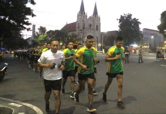 Danmenarmed 2 Kostrad Letkol Arm Siswo Budiarto saat pimpin lari bersama prajuritnya keliling Kota Malang, Kamis (29/2)