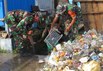 Prajurit Kodim 1401/Majene saat membersihkan sampah di pasar Ole-ole Kelurahan Lembang, Jum'at (1/3)