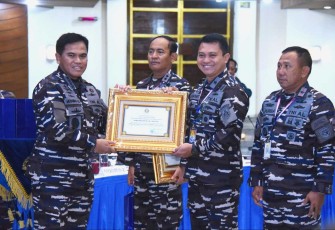 Kas Kolinlamil Laksma TNI Mochammad Riza saat menerima penghargaan dari Kasal Laksamana TNI Muhammad Ali di Rapim TNI AL 2024