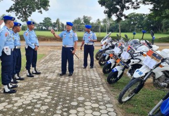 Danpom Koopsud I Kolonel Pom RM Roni Widayanto saat memberikan pengarahan personel lanud BNY Lampung 