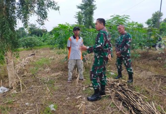 Dandim 0805/Ngawi Letkol Arm Didik Kurniawan saat mengecek kesiapan lahan jagung, Jum'at (1/3)