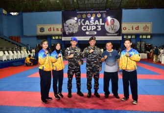 Kepala Staf Kolinlamil Laksma TNI Mochammad Riza saat foto bersama di GOR Tanjung Priok, Jum'at (1/3)