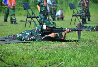 Prajurit Koharmatau membidik sasaran menggunakan senjata Laras panjang di kejuaraan menembak Kasau Cup 2024, Jakarta, Sabtu (2/3)