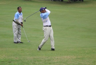 Danmenarmed 2 Kostrad Letkol Arm Siswo Budiarto saat mengayunkan stick golf di Taman Dayu Golf & Resort Pasuruan, Jawa Timur, Sabtu (2/3)