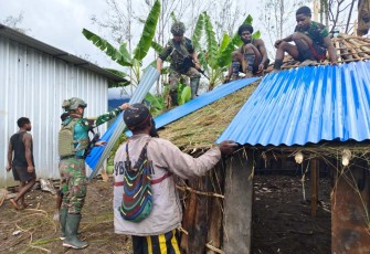 Gotong Royong Bangun Honai Warga Perbatasan, Minggu (3/3)