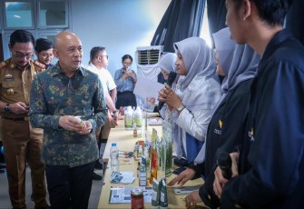 MenkopUKM Teten Masduki bersama mahasiswa ITERA Lampung Selatan, Senin (4/3)
