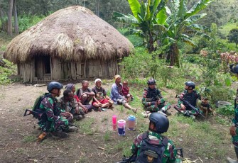 Satgas Yonif 721/Mks Kunjungi Honai Masyarakat Distrik Balingga, Selasa (5/3)