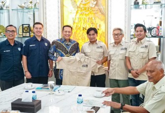 Ketum IMI Bambang Soesatyo menerima baju dari perwakilan klub otomotif di Jakarta, Selasa (5/3)