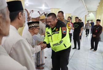 Polda Jatim Berikan Bantuan Ratusan Marbot se Kabupaten Lumajang, Rabu (6/4)
