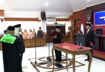 Walikota Blitar Santoso Saat Memandu Sumpah Janji Jabatan Pejabat Struktural Pemkot Blitar