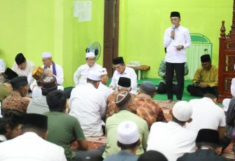 Pj Walikota Tanjung Pinang saat mendampingi Gubernur Ansar di Masjid Miftahul Falah, Tanjungpinang, dalam rangka Safari Ramadhan pada Rabu (20/03). 