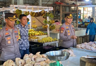 Kapolres Bintan Cek Langsung Ketersediaan Sembako di Pasar 
