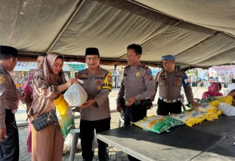 Waka Polres Tapsel, Kompol Rahman Takdir Harahap, dan Kapolsek Sipirok, Iptu Penggar M Siboro, serahkan sembako ke masyarakat