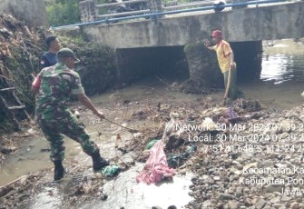 Kerja bakti bersama warga binaan bersihkan sampah