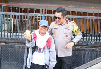 Kapolda Kalteng Irjen Pol Drs Djoko Poerwanto saat memberikan voucher lebaran, Sabtu (30/3)