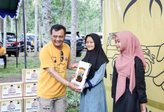 Kapolda Jateng Irjen Pol Ahmad Luthfi menyerahkan bansos untuk warga lereng gunung Merbabu, Sabtu (30/3)