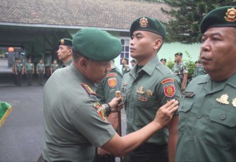 Danmenarmed 2 Kostrad Letkol Arm Siswo Budiarto saat menyematkan pangkat prajuritnya, Senin (1/4)