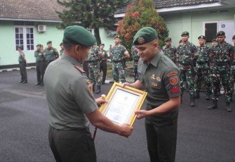Danmenarmed 2 Kostrad Letkol Arm Siswo Budiarto saat memberikan piagam penghargaan, Senin (1/4)