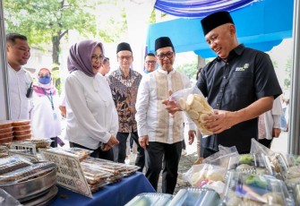 MenkopUKM Teten Masduki saat mengunjungi stand UMKM 