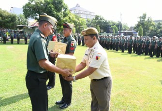 Dandim 0802/Ponorogo Letkol Inf Dwi Soerjono saat menyerahkan bingkisan lebaran