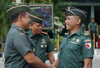 Kasrem 081/DSJ Letkol Inf Yuli Eko Purwanto memberikan ucapan selamat kenaikan pangkat prajuritnya, Senin (1/4)