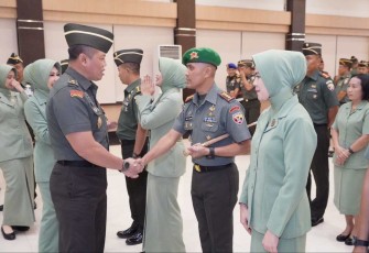 Kasdam IX Udayana Brigjen TNI Sachono memberikan ucapan selamat kenaikan pangkat prajuritnya, Senin (1/4)