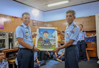 Dansathar 51 Mayor Lek Irwan Sigit Prasetyo saat memberikan cenderamata, Selasa (2/4)