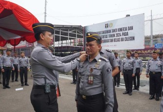 Kalapas Cilegon Yosafat Rizanto saat menyematkan kenaikan pangkat, Selasa (2/4)