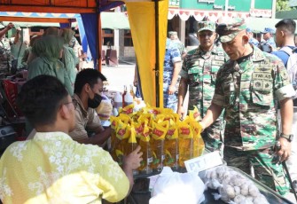 Danrem 081/DSJ Kolonel Inf H. Sugiyono menyambangi stand bazar, Selasa (2/4)