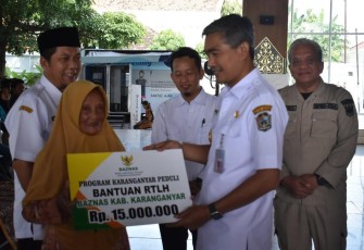 Pj Bupati Karanganyar Timotius Suryadi menyerahkan dana bansos kepada salah satu warga terdampak bencana alam, di Pendopo Rumah Dinas Bupati Karanganyar, Rabu (3/4/2024)