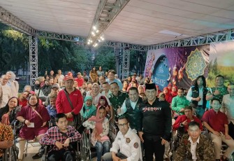 Danmenarmed 2 Kostrad Letkol Arm Siswo Budiarto bersama kaum duafa