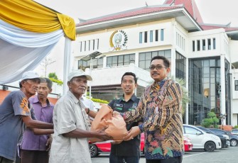 DPRD Jatim Bagikan 150 Paket Sembako 