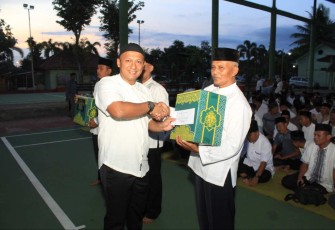 Dandim 0806/Trenggalek Letkol Czi Yudo Aji Susanto berikan bingkisan lebaran 