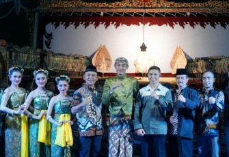 Pagelaran wayang kulit di Yonif PR 501/BY