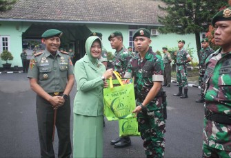 Danmenarmed 2 Kostrad Letkol Arm Siswo Budiarto bersama Ketua Persit KCK cabang XIII Menarmed 2 Koorcab Divif 2 PG Ny Ani Siswo Budiarto memberikan bingkisan dan THR Lebaran, Kamis (4/4)